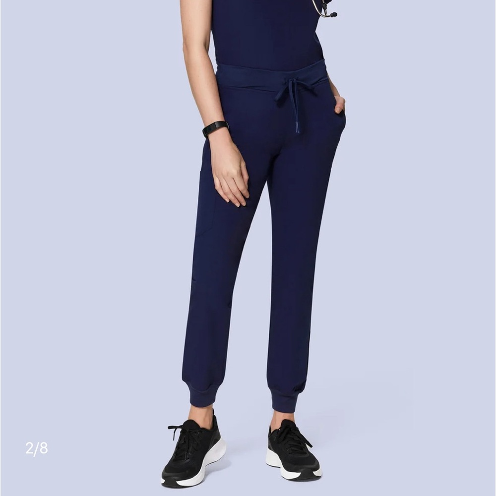 Mandala 9 pocket scrub joggers. Navy. Size small petite